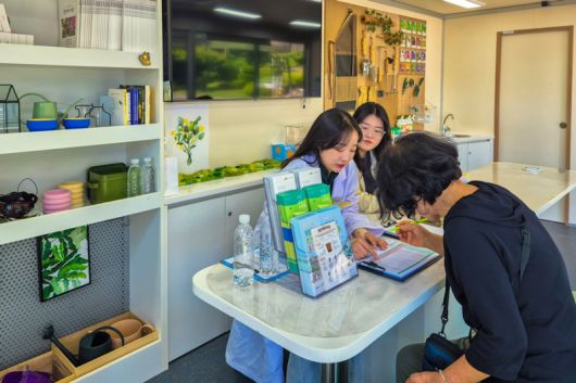 23일 충남 태안군 신진도를 찾아간 이동형 반려식물 클리닉버스. 한국수목원정원관리원