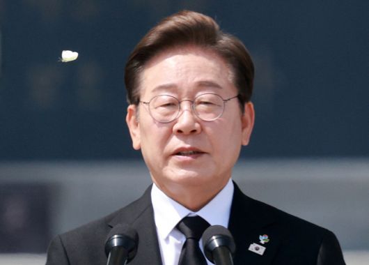이재명 대통령이 6일 서울 동작구 국립서울현충원에서 열린 70회 현충일 추념식에서 추념사를 할 때 이 대통령 옆에 나비가 날고 있다. 연합뉴스