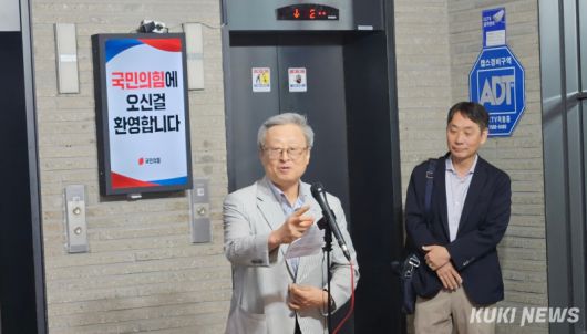 유일준 국민의힘 당무감사위원장이 27일 서울 여의도 국민의힘 중앙당사 1층에서 당무감사회의가 끝나고 브리핑을 하고 있다. 윤상호 기자