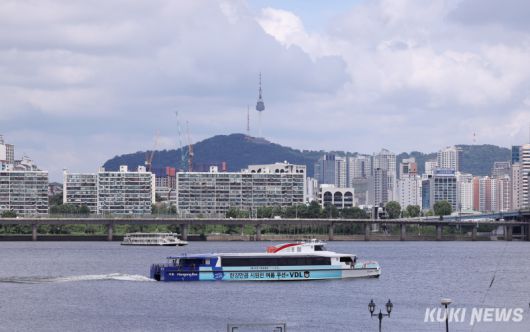 시민들을 태운 한강버스가 1일 여의도 선착장을 출발해 뚝섬 선착장으로 향하고 있다.서울시는 두 달 간 체험 운항을 거쳐 오는 9월 중 정식 취항한다는 계획이다.이번 한강버스 시민 탑승체험은 매주 화·목·토요일 진행된다. 7월 화·목에는 오후 2시와 저녁 7시 각 1회씩 여의도 선착장에서 출발해 잠실 방면으로 운행하며 토요일에는 오후 2시 같은 방면으로 1회 편도 운영된다.