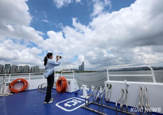 한강버스가 정식 취항을 앞두고 시범운항에 나선 1일 시민들이 기념사진을 찍으며 즐거운 시간을 보내고 있다.