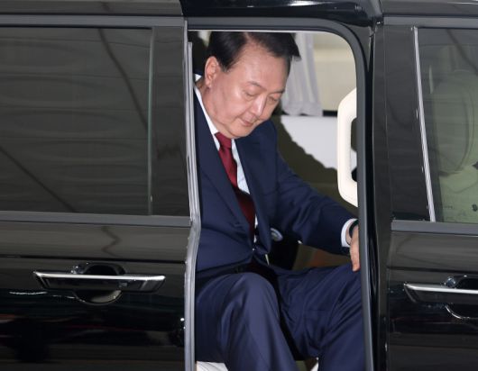 윤석열 전 대통령이 28일 내란특검 조사를 받기 위해 서울고검 청사로 출석하고 있다. 연합뉴스