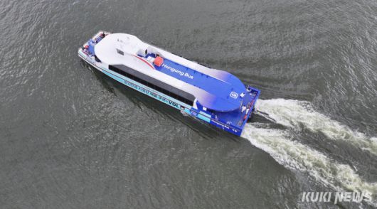 1일 오후 한강버스 시민체험단과 취재진을 태운 한강버스가 서울 광진구 뚝섬 선착장을 떠나 송파구 잠실 선착장으로 이동하고 있다.