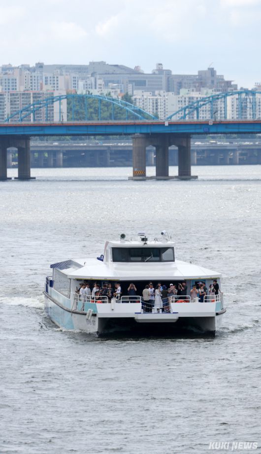 시범 운항을 시작한 한강버스가 1일 서울 한강 반포대교 인근을 지나고 있다.