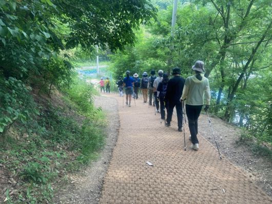 구이 시나브로 치유길을 따라 노르딕 워킹에 나선 방문객들