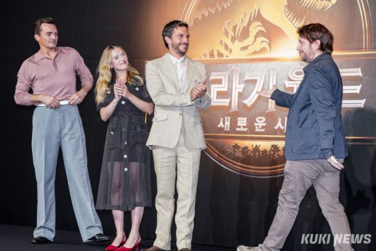 배우 루퍼트 프렌드(왼쪽부터), 스칼렛 요한슨, 조나단 베일리가 1일 서울 종로구 포시즌스호텔에서 열린 영화 '쥬라기월드: 새로운시작' 기자간담회에서 가렛 에드워즈 감독을 환대하고 있다.