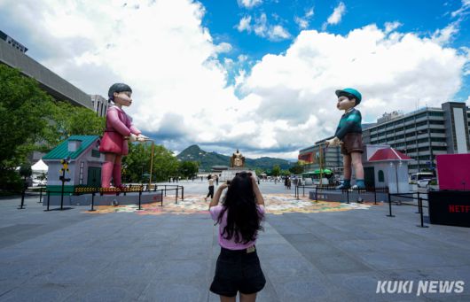 한 시민이 1일 서울 종로구 광화문광장에서 열리고 있는 '2025 K콘텐츠 서울여행주간: 오징어게임 팝업 광화문' 행사장에서 기념사진을 촬영하고 있다.