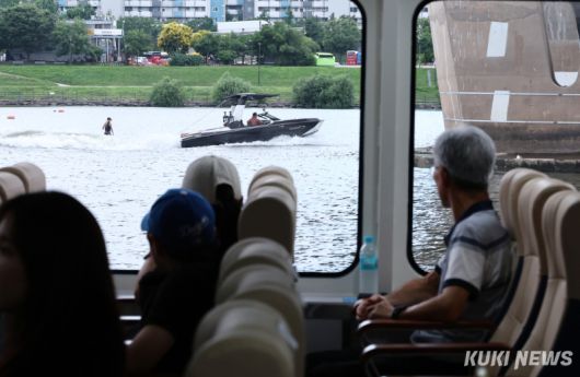 한강버스가 체험 운항을 시작한 1일 서울 영등포구 여의도 일대에서 시민체험단이 한강을 바라보고 있다.