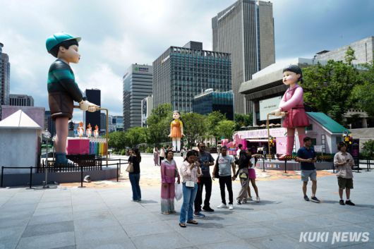 시민들과 외국인 관광객들이 1일 서울 종로구 광화문광장에서 열리고 있는 '2025 K콘텐츠 서울여행주간: 오징어게임 팝업 광화문' 행사장을 둘러보고 있다.