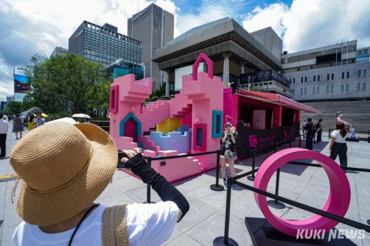 외국인 관광객들이 1일 서울 종로구 광화문광장에서 열리고 있는 '2025 K콘텐츠 서울여행주간: 오징어게임 팝업 광화문' 행사장에서 기념사진을 촬영하고 있다.