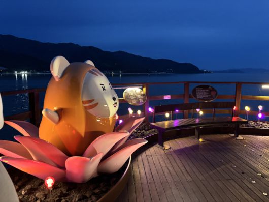 가우도 입구에 들어서면 가장 먼저 ‘웰컴 가우도’라는 대형 미디어 포토존이 방문객을 맞이한다. 이곳은 가우도라는 공간의 상징성과 ‘십이몬 레이스’ 세계관을 동시에 보여주는 미디어 조형물로, 낮에는 포토존으로, 밤에는 조명 연출로 다양한 매력을 발산한다. /강진군