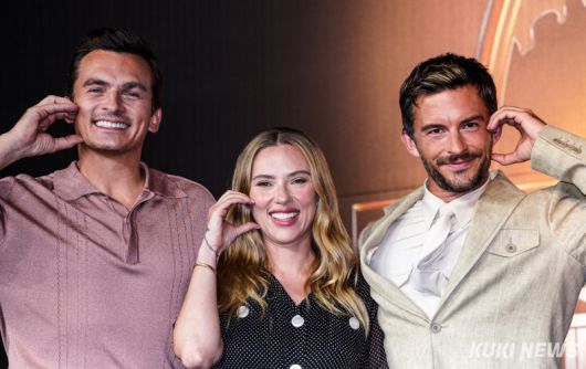 배우 루퍼트 프렌드(왼쪽부터), 스칼렛 요한슨, 조나단 베일리가 1일 서울 종로구 포시즌스호텔에서 열린 영화 '쥬라기월드: 새로운시작' 기자간담회에서 포즈를 취하고 있다.