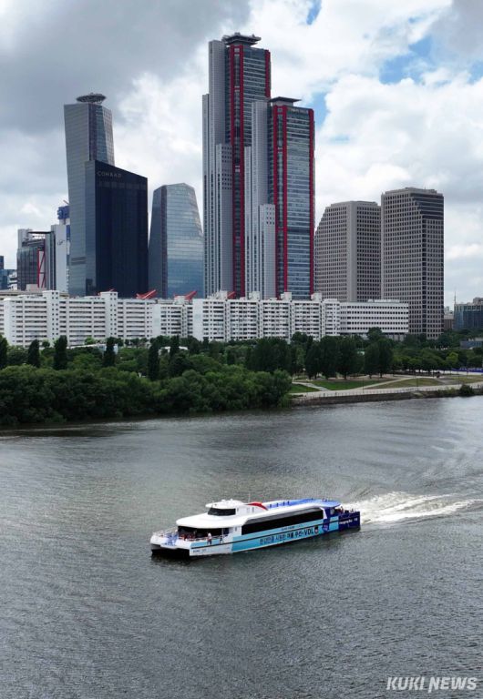 ‘한강버스 미리 타보세요’ 1일 시민 체험 시범 운항을 시작한 서울시 한강버스가 서울 여의도 선착장을 출발해 한강을 지나가고 있다. 시민 체험 탑승은 매주 화·목·토요일에 운항한다.화·목에는 오후 2시와 저녁 7시 각 1회씩 여의도-잠실 방면으로 운행하며, 토요일에는 오후 2시 같은 방면으로 1회 편도로 한강을 거슬러 오른다. 시범 운행은 8월 말까지이고 9월 정식 운항한다.