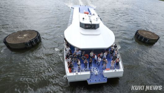 시범 운항을 시작한 한강버스가 1일 서울 한강 반포대교 인근을 지나고 있다.