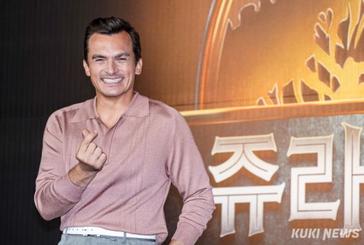 배우 루퍼트 프렌드가 1일 서울 종로구 포시즌스호텔에서 열린 영화 '쥬라기월드: 새로운시작' 기자간담회에서 포즈를 취하고 있다.