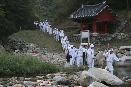십이령 보부상길을 걷던 바지게꾼 행렬 재현 모습. 울진군 제공