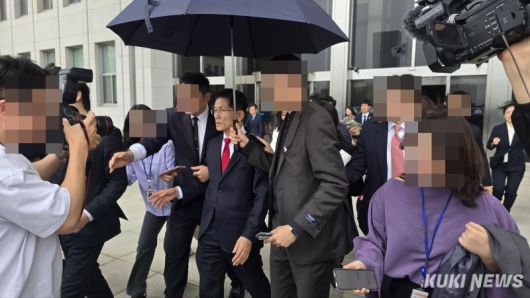 김문수 전 국민의힘 대선 후보가 지난 5월 9일 국민의힘 의원총회에서 ‘후보 교체 파동’으로 당 지도부와 격돌 후 퇴장하고 있다. 임현범 기자