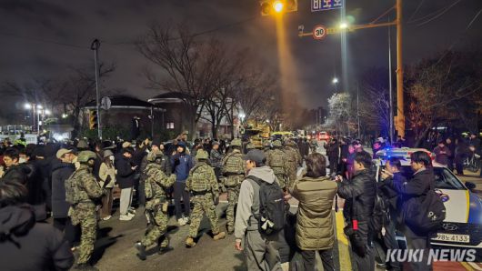 국회가 지난해 12월 4일 비상계엄 해제 결의안을 통과시키자 계엄군이 철수하고 있다. 임현범 기자