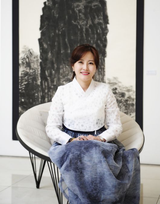 카타르 왕실로부터 공식 초청을 받아 추석 연휴 기간 개인전을 개최하는 류재춘 작가. 류재춘 작가 제공