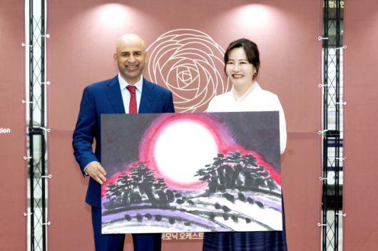 칼리드 알 슐라이티 카타라 문화재단 대표이사(왼쪽)가 류재춘 작가 대표작 ‘월하(月下)’와 함께 환하게 웃고 있다. 류재춘 작가 제공