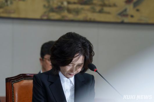 이진숙 사회부총리 겸 교육부 장관 후보자가 16일 서울 여의도 국회에서 열린 인사청문회에서 고개를 숙이고 있다. 유희태 기자