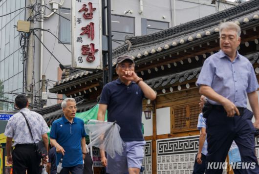 초복을 이틀 앞둔 18일 서울 종로구 한 삼계탕 전문점 앞에서 시민들이 줄을 서서 순서를 기다리고 있다.