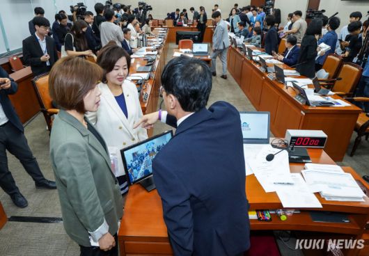 박주민 국회 보건복지위원장이 18일 서울 여의도 국회에서 열린 정은경 보건복지부 장관 후보자 인사청문회에서 정회를 선언한 뒤 김미애 국민의힘 간사, 이수진 더불어민주당 간사와 대화하고 있다. 유희태 기자