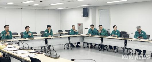 충남도의회 교육위원회는 지난 18일 충남교육청 상황실을 방문해, 집중호우 대응을 위해 비상근무 중인 교육청 관계자들을 격려하고 재난상황 대응체계를 점검했다.