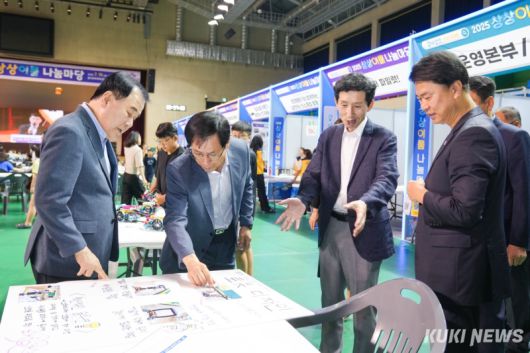 김지철 충남교육감이 19일 홍주문화체육센터에서 열린 4권역 상상이룸 나눔마당에서 학생들의 탐구활동에 대한 설명을 듣고 있다.