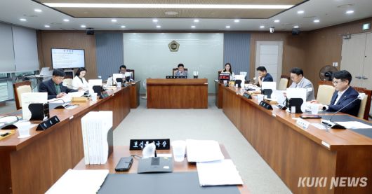 충남도의회 보건복지환경위원회는 18일 제360회 임시회 3차 회의를 열어 4개 의료원과 보건복지국 주요업무 추진 상황을 보고 받았다.
