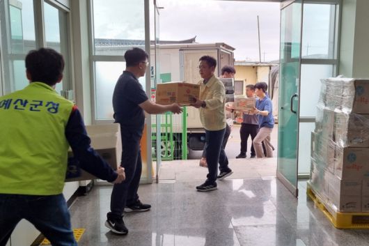 폭우로 피해을 입은 충남 예산지역에 병물과 생필품을 전달하는 한국수자원공사 임직원. 한국수자원공사