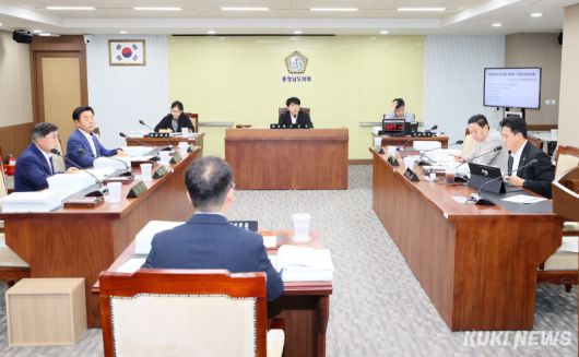 충남도의회 기획경제위원회는 21일 열린 제360회 임시회 4차 회의에서 충남도립대학교 소관 조례안을 심사하고, 충남도립대학교, 투자통상정책관, 충남신용보증재단, 충남경제진흥원의 주요업무 추진 상황을 보고 받았다.