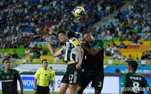 선수들이 30일 경기 수원월드컵경기장에서 열린 '2025 쿠팡플레이 시리즈' 1경기에서 볼경합을 펼치고 있다.
