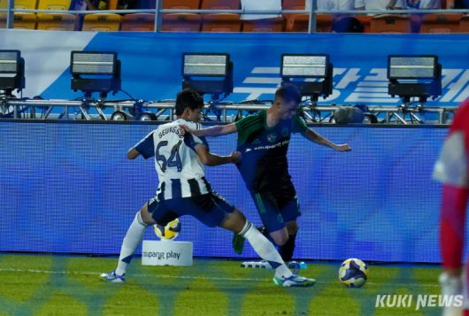 박승수가 30일 경기 수원월드컵경기장에서 열린 '2025 쿠팡플레이 시리즈' 1경기에서 수비하고 있다.