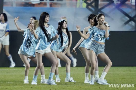 그룹 아이브가 30일 경기 수원월드컵경기장에서 열린 '쿠팡플레이 시리즈' 팀 K리그와 뉴캐슬 유나이티드 경기에서 무대를 선보이고 있다.