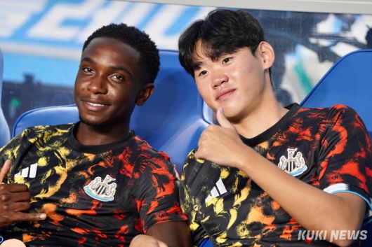 박승수(오른쪽)가 30일 경기 수원월드컵경기장에서 열린 '2025 쿠팡플레이 시리즈' 1경기에서 동료 선수와 포즈를 취하고 있다.