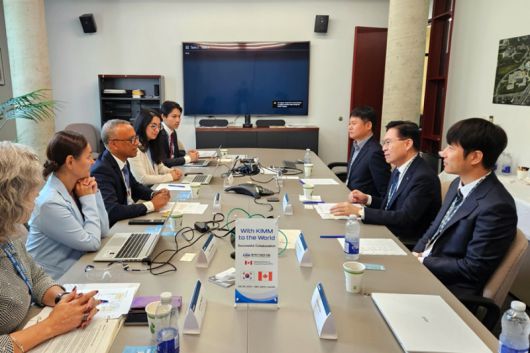 28일 캐나다 국가연구위원회(NRC) 산하 항공제조기술센터(AMTC)에서 양 기관 협력방안을 논의하는 류석현 한국기계연구원장(오른쪽 두번째). 한국기계연구원