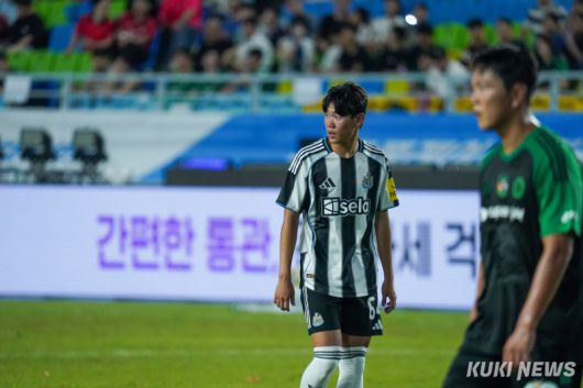 박승수가 30일 오후 8시 수원월드컵경기장에서 열린 ‘2025 쿠팡플레이 시리즈’ 팀 K리그와 경기에서 뛰고 있다. 유희태 기자