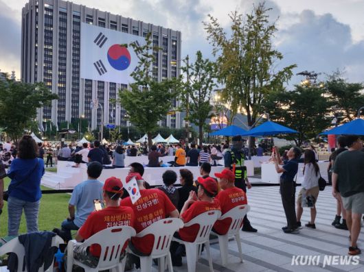 이재명 대통령의 국민임명식을 보기 위해 15일 많은 시민들이 광화문 광장에 몰려들었다. 전재훈 기자