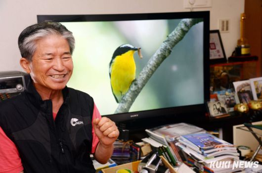 고인은 KBS ‘퀴즈탐험 신비의 세계’ 해설위원을 비롯해 TV 프로그램에 자주 출연하며 새들의 먹이 활동과 번식 등 생태를 일반인도 알기 쉽게 전달해 ‘새 박사’로 이름을 알렸다. 친숙하고 서민적 이미지 덕분에 CF 광고에 여러차례 출연했다.