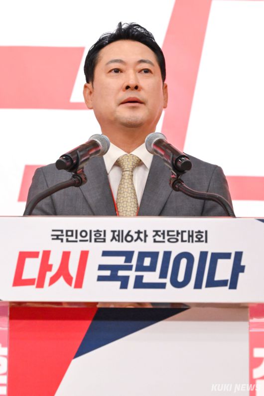 국민의힘 당 대표로 선출된 장동혁 후보가 26일 국회 도서관에서 열린 전당대회 결선장에서 인사말을 하고 있다.