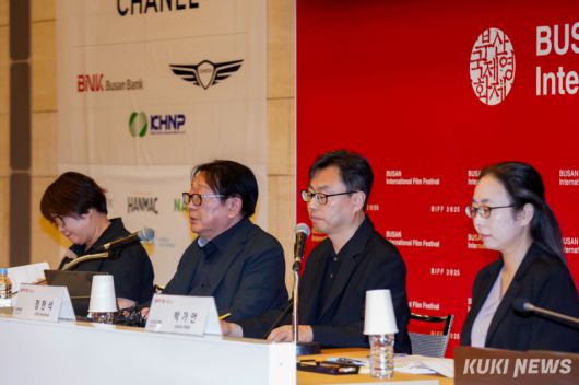 김영덕 마켓위원장(왼쪽부터), 박광수 이사장, 정한석 집행위원장, 박가언 수석 프로그래머가 26일 서울 남대문로4가 대한상공회의소에서 열린 제30회 부산국제영화제 개최 기자회견에 참석해 있다. 유희태 기자