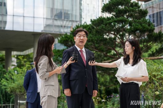 권성동 국민의힘 의원이 27일 서울 종로구 KT광화문빌딩 웨스트에 마련된 특검팀 사무실에 출석하며 취재진의 질문에 답하고 있다.