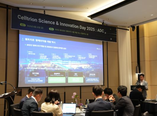 지난 22일 서울 여의도 페어몬트 호텔에서 열린 ‘셀트리온 사이언스&이노베이션 데이 2025’에서 권기성 셀트리온 연구개발부문장이 셀트리온의 신약 개발 전략에 대해 발표하고 있다. 셀트리온 제공