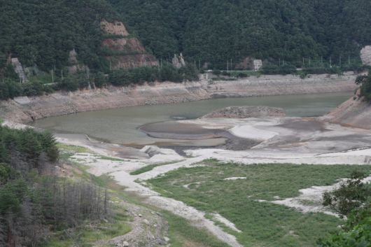 강릉 지역 생활용수의 87%를 공급하는 오봉저수지가 바짝 말라 있다. 출처=연합뉴스