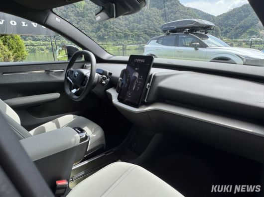 EX30 CC는 재활용 폴리에스터, 바이오 기반 합성 가죽 등 친환경 소재를 실내 곳곳에 적용했다. 김수지 기자