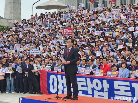 송언석 국민의힘 원내대표가 12일 여의도 국회 본관 앞 계단에서 ‘야당탄압 독재정치 규탄대회’에서 발언하고 있다. 전재훈 기자