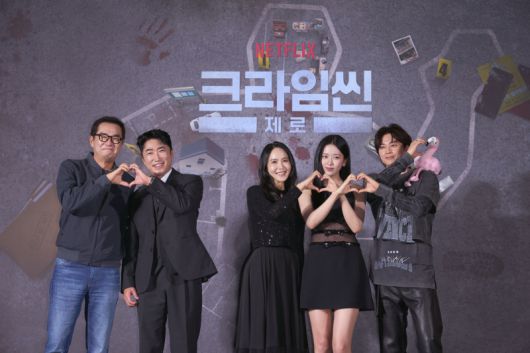 장진, 장동민, 박지윤, 안유진, 김지훈(왼쪽부터)이 16일 오후 서울 신도림동 라마다 호텔에서 열린 넷플릭스 예능 ‘크라임씬 제로’ 제작발표회에 참석해 포즈를 취하고 있다. 넷플릭스 제공