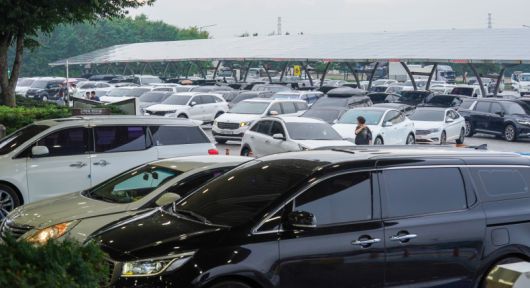 추석 연휴 기간 경기 여주휴게소 주차장에 귀성길에 오른 시민들의 차량이 주차돼 있다. 유희태 기자.