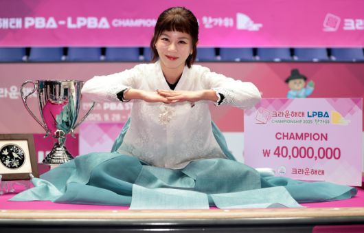 한복을 입고 절을 올리는 세리머니를 하고 있는 ‘당구 여제’ 김가영(하나카드). PBA 제공
